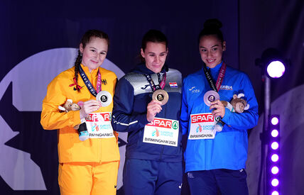 Adriana Vilagoš sa medaljom oko vrata.