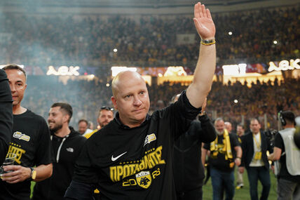 Marko Nikolić maše navijačima AEK-a iz Atine.