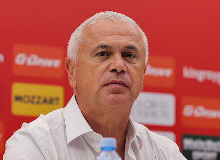 Zvezdan Terzić u beloj košulji sa crvenom pozadinom.