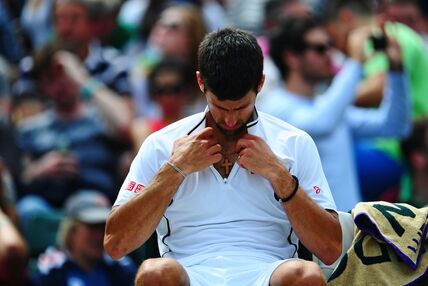 Novak Đoković nosi krst na grudima tokom meča na Vimbldonu.