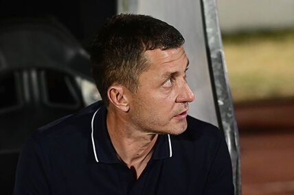 Saša Ilić gleda u svoju levu stranu.