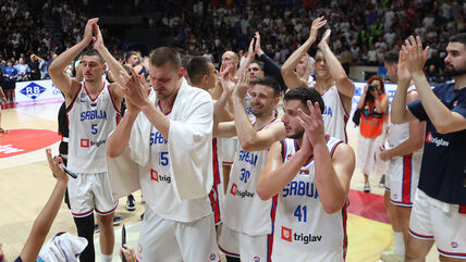 Košarkaši reprezentacije Srbije pozdravljaju navijače u Pioniru