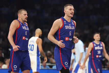 Nikola Jović i Nikola Jokić na utakmici.