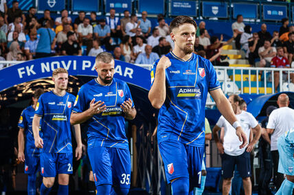 Njegoš Petrović i Ifet Đakovac se mole pred utakmicu Vojvodine.