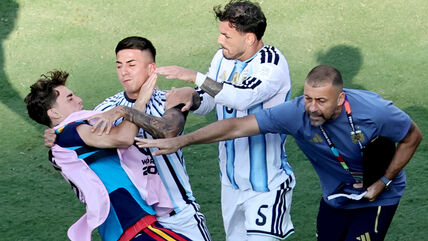 Argentinac Leandro Paredes u sukobu sa Špancima na finalu Svetskog prvenstva