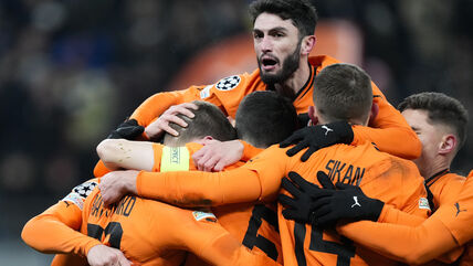Irakli Azarovi slavi gol sa saigračima u Šahtjoru