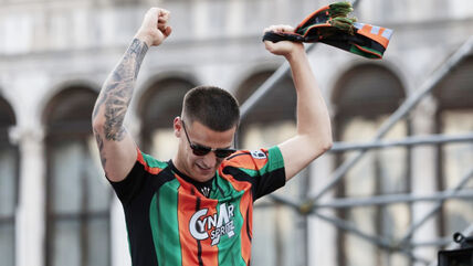 Filip Stanković slavi plasman u Seriju A sa navijačima Venecije