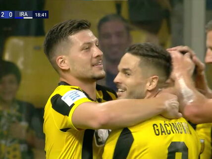 Luka Jović, postiže gol za AEK.