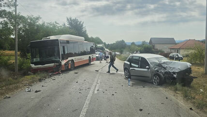 Težak sudar autobusa i automobila
