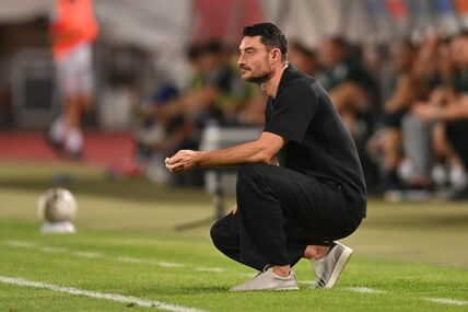 Albert Rijera čuči na utakmici Crvene zvezde.