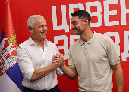 Zvezdan Terzić se rukuje sa Albertom Rijerom.