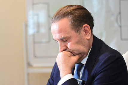 Rasim Ljajić s rukom ispod brade, gleda dole.