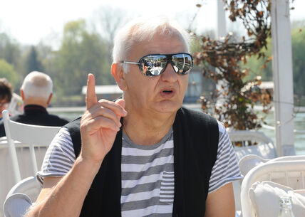 Ivan Golac diže prst uvis.