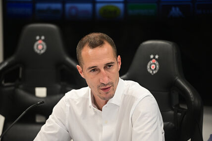 Radosav Petrović sedi na stolici Partizana.