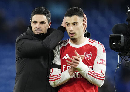 Mikel Arteta drži Gabrijela Martinelija za glavu.