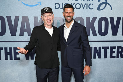 Džon Mekinro i Novak Đoković zajedno poziraju na premijeri filma Zimski vuk.