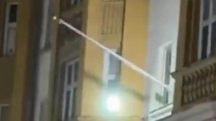 Američka ambasada u Moskvi bez zastave.jpg