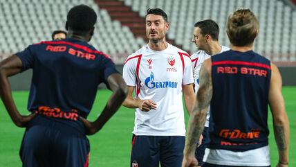 Albert Rijera na treningu Zvezde drži govor