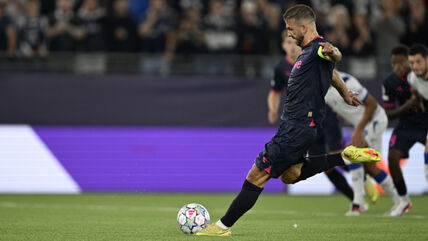 Zlatko Tripić daje gol iz penala na utakmici Viking Dinamo Zagreb