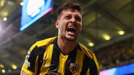Luka Jović slavi gol AEK Atine za Ligu šampiona