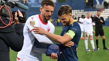 Mateja Gašić se pozdravljka sa Strahinjom Erakovićem pred Radnik Zvezda