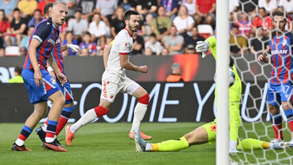 Mirko Ivanić daje gol za Zvezdu protiv Viktorije Plzenj