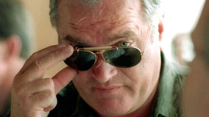 Ratko Mladić namešta naočare