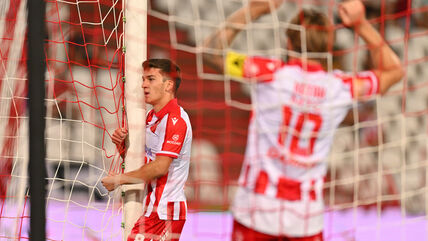 Jovan Šljivić grli stativu gola Crvene zvezde