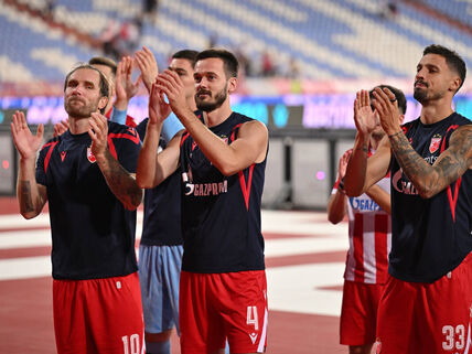 Fudbaleri Crvene zvezde pozdravljaju navijače.
