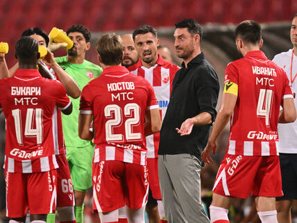 Trener Crvene zvezde Albert Rijera sa igračima.