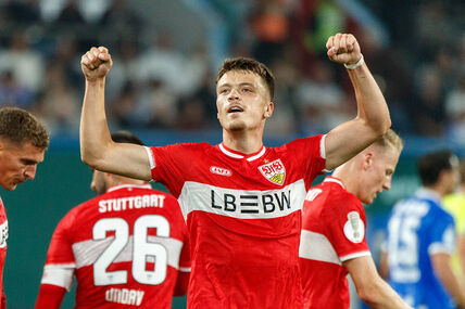 Dženan Pejčinović diže ruke dok slavi gol u dresu Štutgarta.