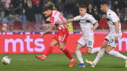 Marko Arnautović šutira na gol u derbiju