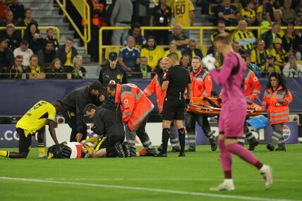 Fudbaler Borusije Dortmund Konstantinos Karecas iznet na nosilima.