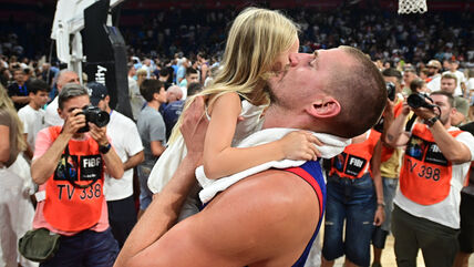 Nikola Jokić sa kćerkom Ognjenom na utakmici Srbije
