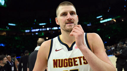 Nikola Jokić na putu ka svlačionici u Denveru