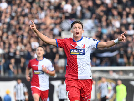Fudbaler Vojvodine Milan Kolarević slavi gol protiv Partizana.