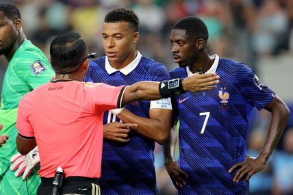 Kilijan Mbape i Usman Dembele u razgovoru sa sudijom