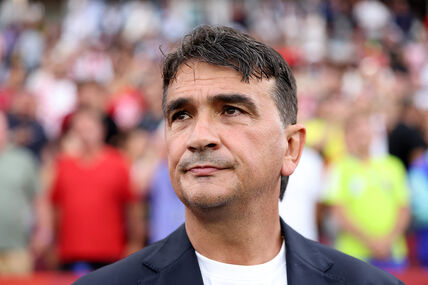 Zlatko Dalić u odelu na utakmici.