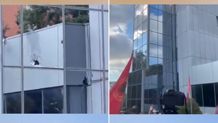 Demonstranti gađaju zgradu Kosova