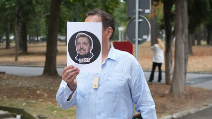 Dragan Kojić Keba krije lice plakatom