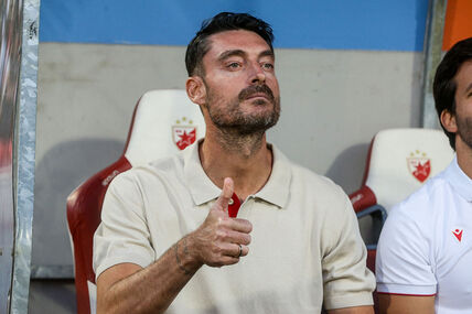 Albert Rijera pokazuje palac na klupi Crvene zvezde