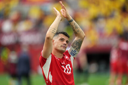 Granit Džaka aplaudira.