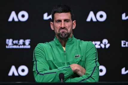 Novak Đoković u zelenoj trenerci na konferenciji za medije.