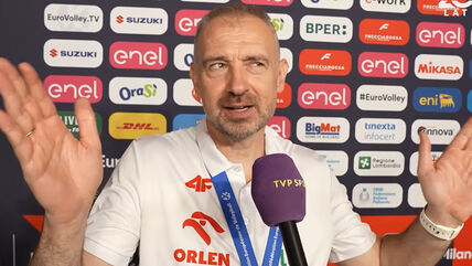 Nikola Grbić pred mikrofonom priča i raširio ruke.