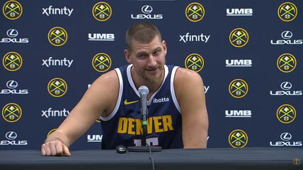 Nikola Jokić pravi grimase na konferenciji Denvera.