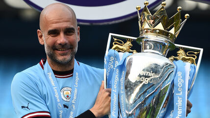 Pep Gvardiola drži pehar Premijer lige