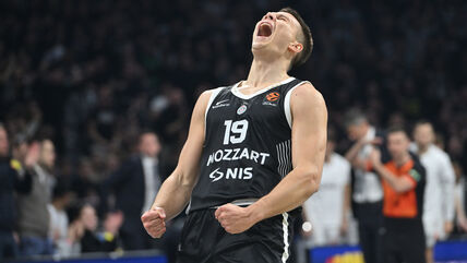 Arijan Lakić slavi postignut koš