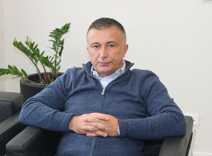 Vladimir Matijašević sedi u fotelji.