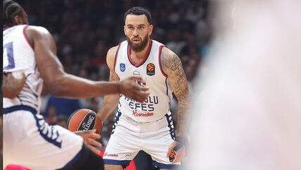 Majk Džejms vodi loptu na Zvezda Efes
