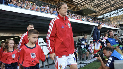 Luka Modrić izvodi dete na meč Hrvatska Engleska